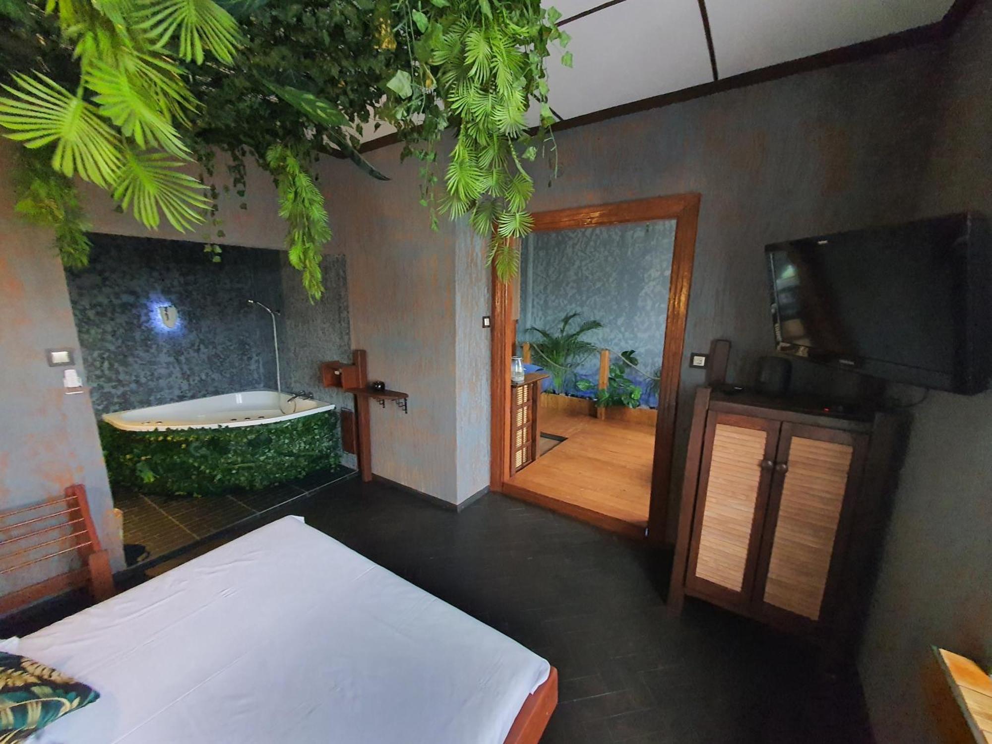 Tropicana Jacuzzi Apartment Краков Экстерьер фото